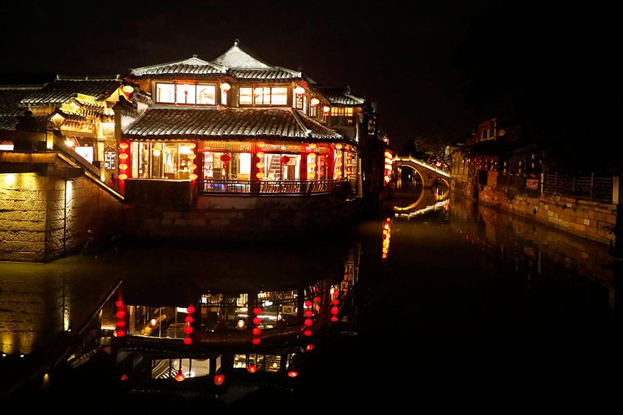 三亚近海发现蓝瓶僧帽水母，专家解答：该物种并非剧毒僧帽水母，提醒游客不要随意触碰